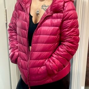 PINK ULTRA LIGHT DOWN HOODIED JACKET NWOT! Very beautiful! Size M